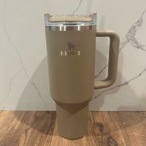 Stanley 40oz Stainless Steel
H2.0 Flowstate Quencher
Tumbler